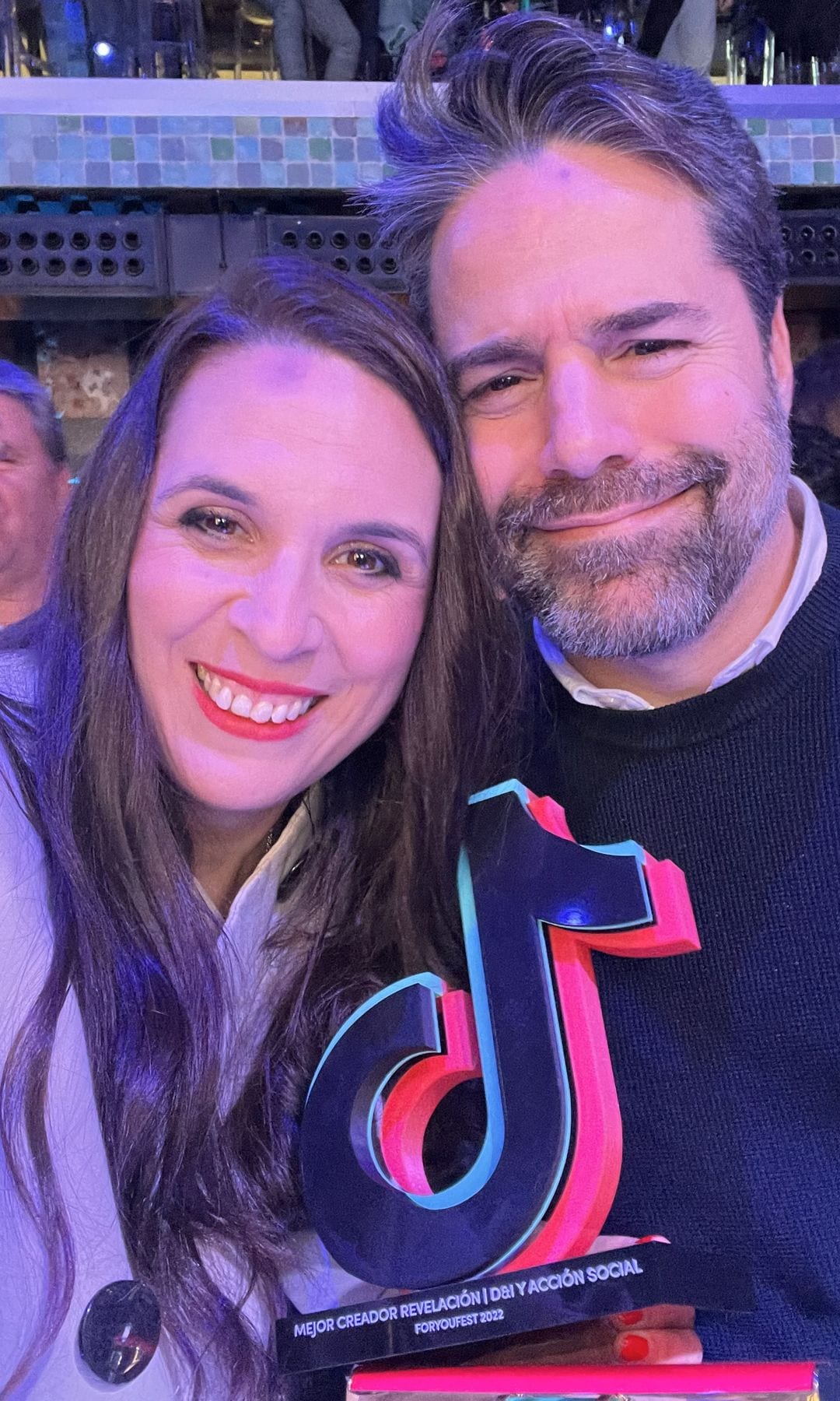 Ana Iglesias, junto a su marido, Jesús, tras recibir el el Premio TikTok España al Mejor creador revelación: Diversidad y accion social, en 2022