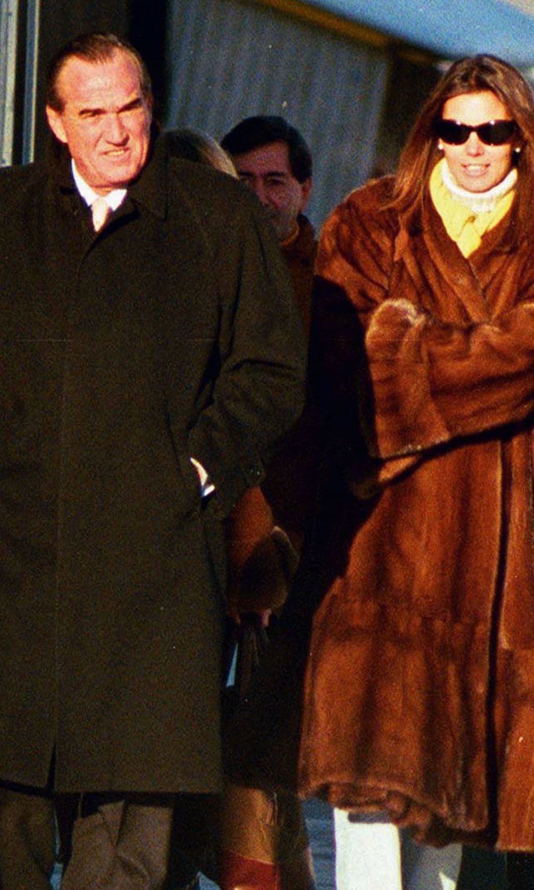 Mar Flores y Fernando Fernández Tapias en una foto de archivo, juntos durante su romance, en diciembre de 1996, en St. Moritz. Mar sí se vio envuelta en algunas de las polémicas que más escandalizaron a la sociedad de la época. Ascendió a lo más alto y cayó a los infiernos. "He aprendido a abrazar a Mar Flores, el personaje, para no sufrir"