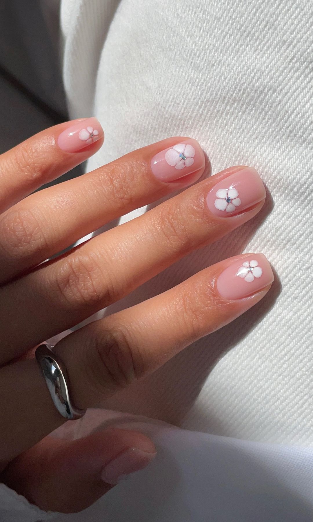 Manicura con diseño floral 