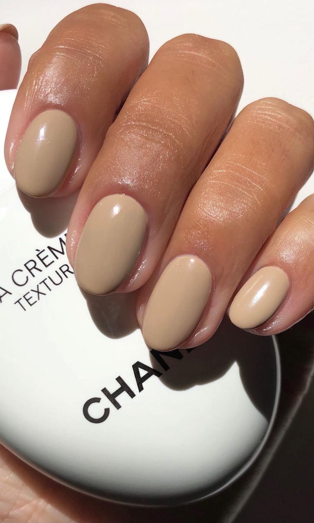 Manicura en beige