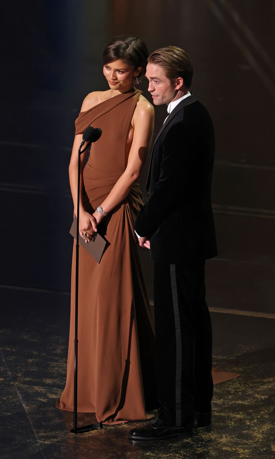 Zendaya y Robert Pattinson en los Oscar 2026.