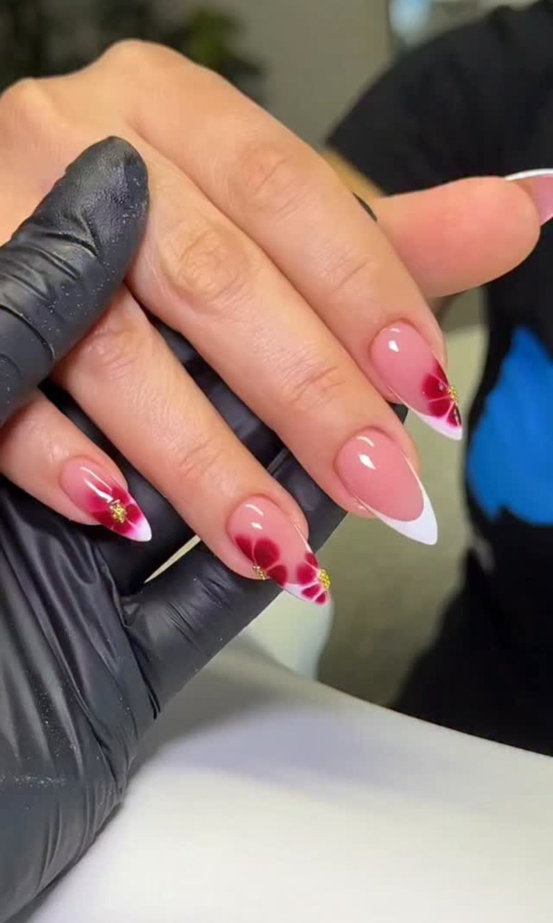 Uñas Blooming Gel o mariposa con francesa blanca y detalles florales en tonos frambuesa
