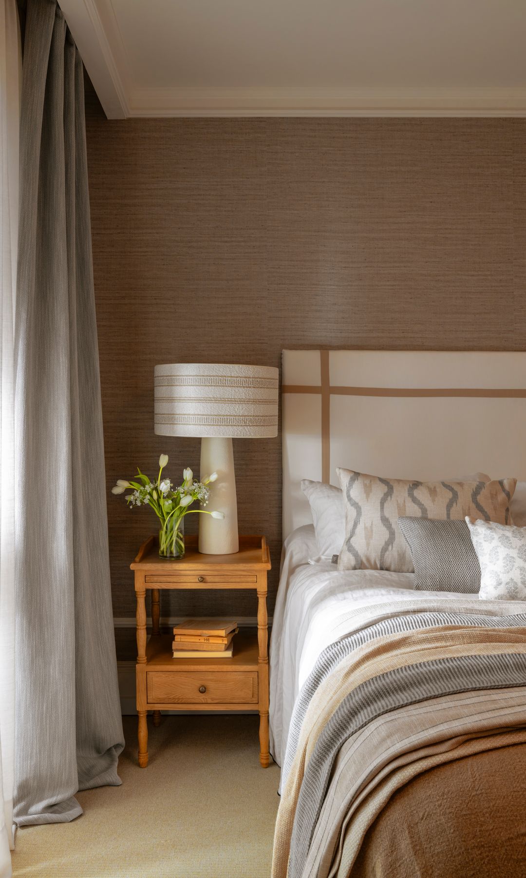 Cortina de techo a suelo en dormitorio