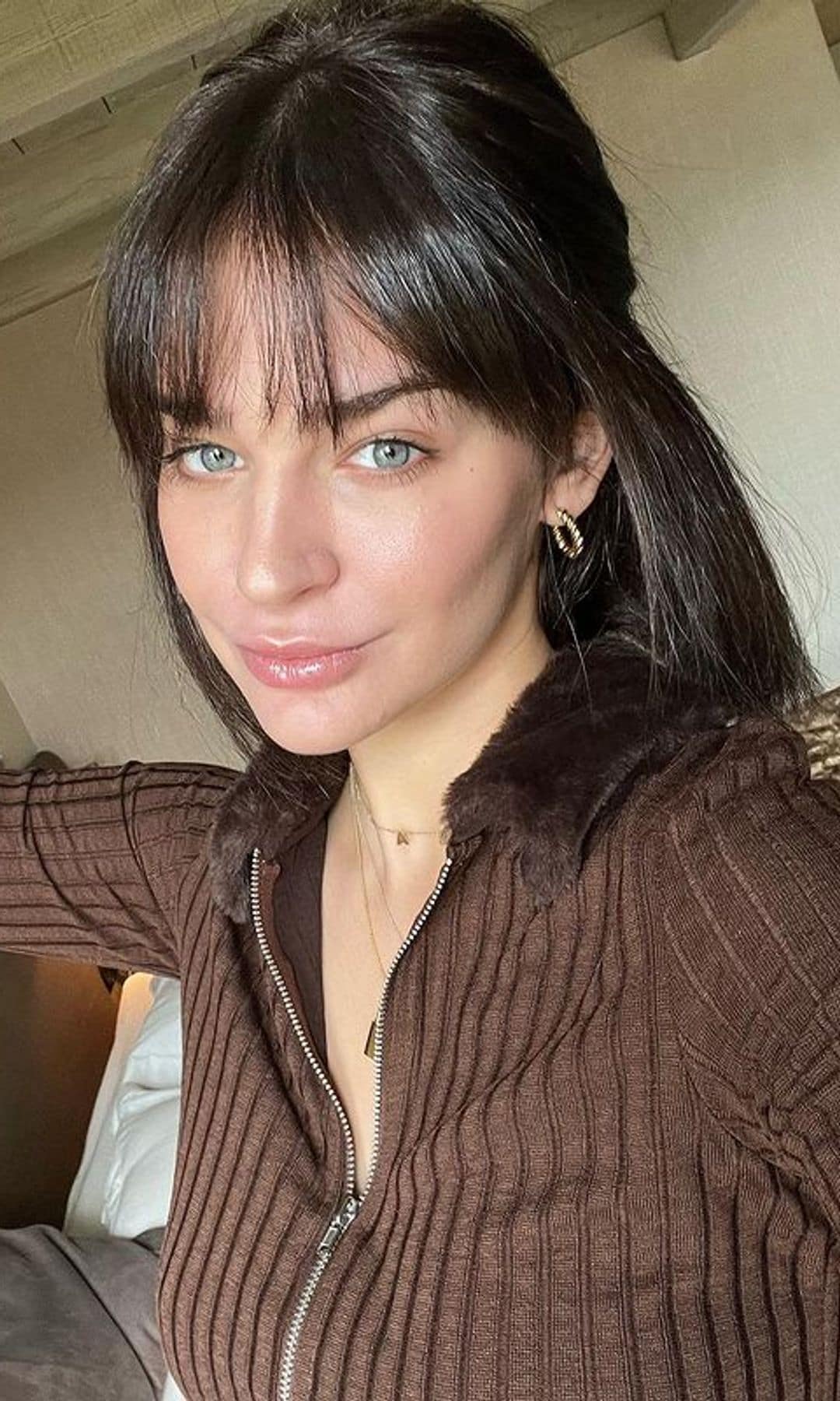 Laura Escanes con melena castaña oscura y flequillo
