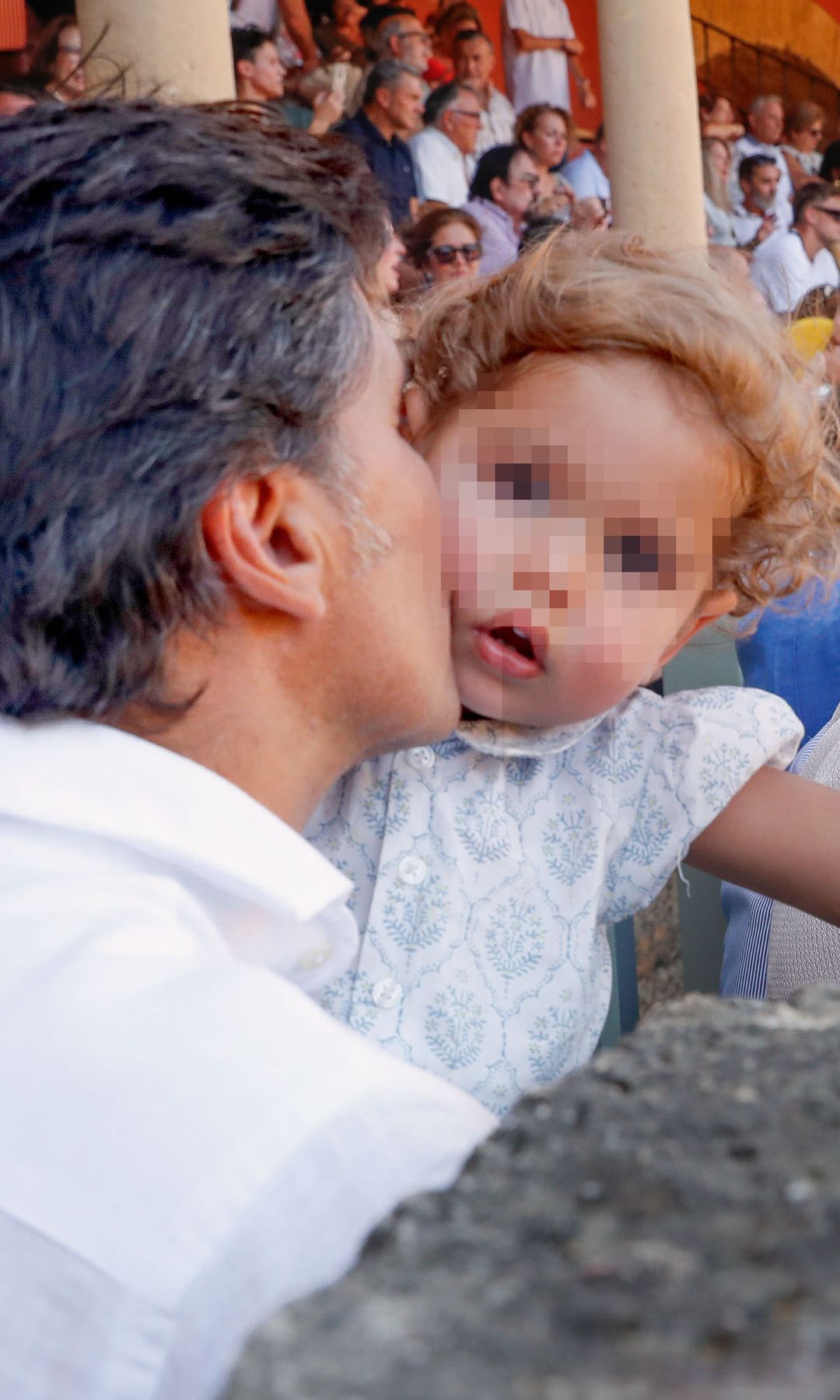 Francisco Rivera durante la novillada comiéndose a besos a su bebé
