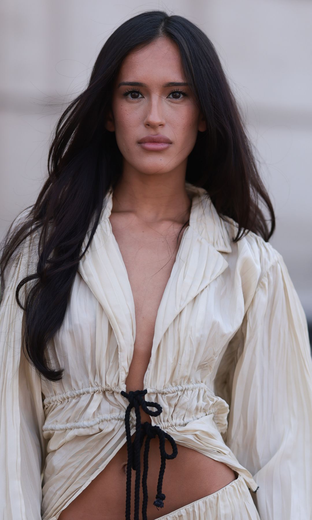 Mujer cabello largo con capas invisibles