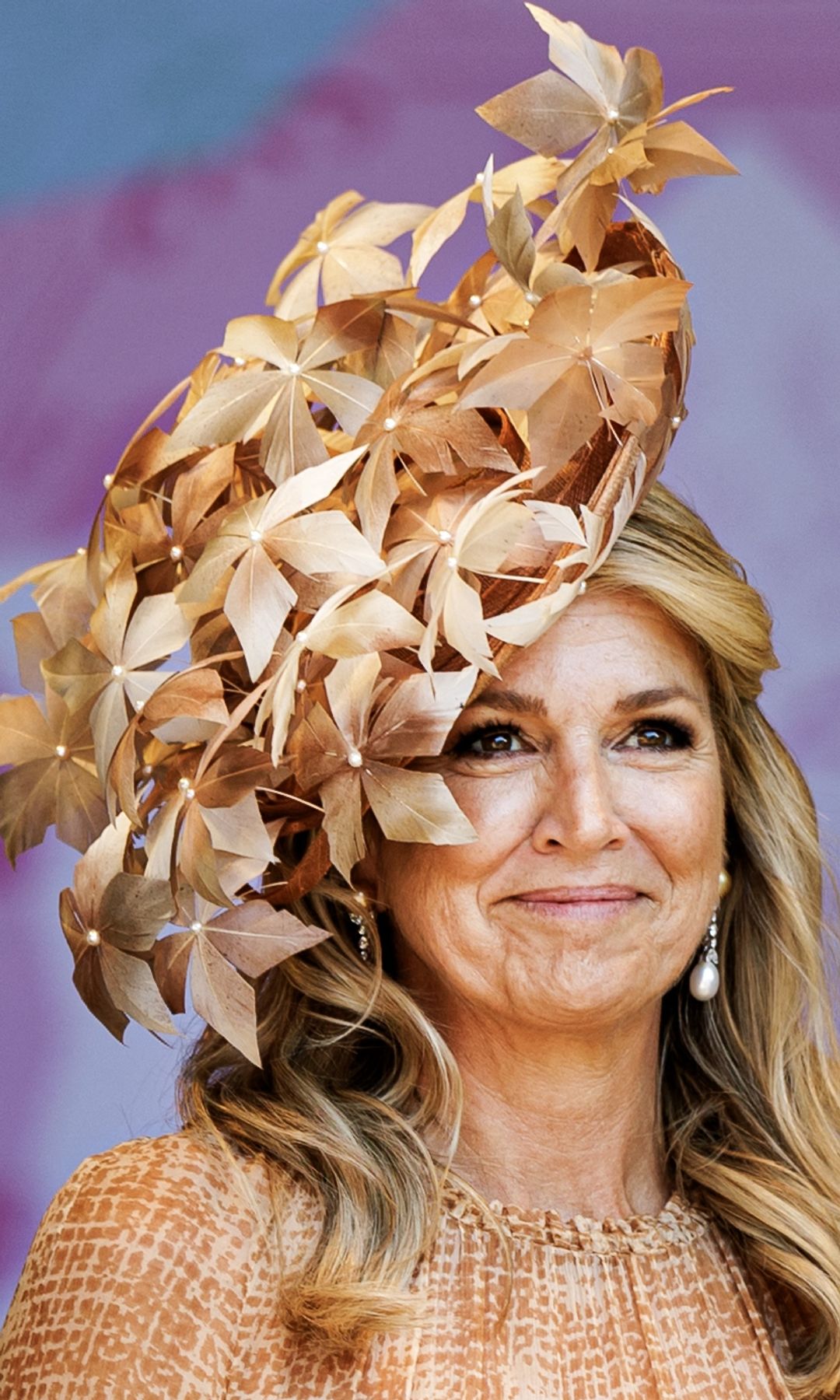 Máxima de Holanda lo da todo: tocado XXL y vestido de Alta Costura para su baño de multitudes en el WorldPride de Ámsterdam