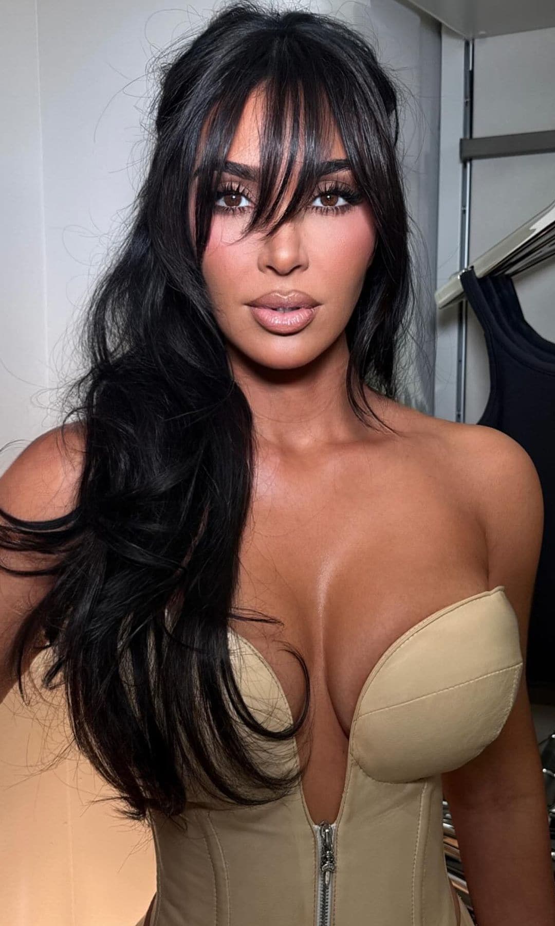 Kim Kardashian con corsé color crema y flequillo largo