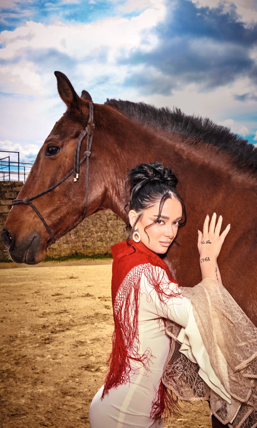 Julia Janeiro posa con un caballo marrón en su primera entrevista