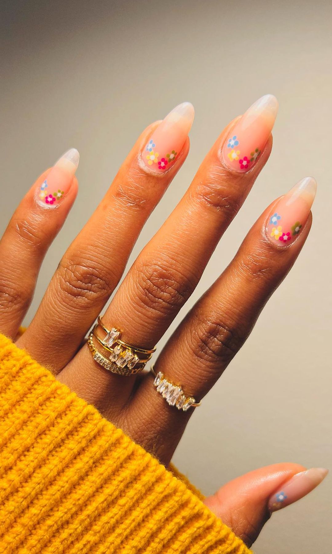 Manicura floral estilo francesa invertida