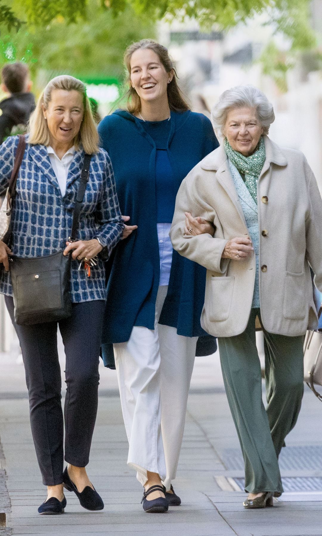 Victoria paseando con su madre, Cristina de Borbón-Dos Sicilias, y su abuela la princesa Ana de Orléans