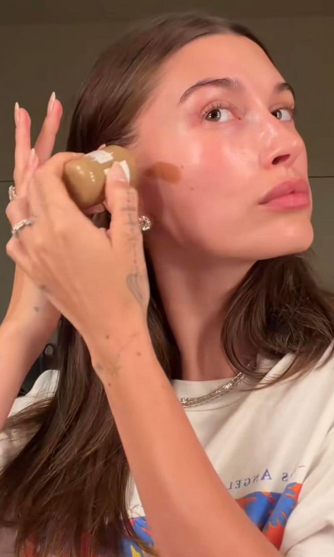 Hailey Biber y su rutina de maquillaje