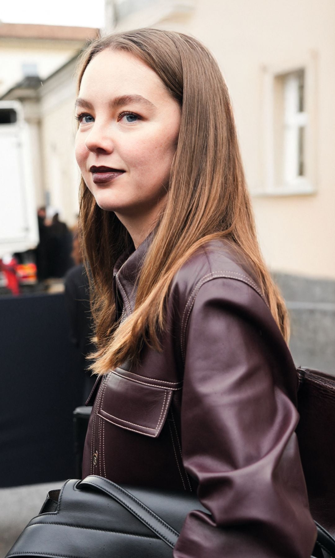 Respecto al beauty, la princesa apareció con un labial en tono ciruela oscuro, poco habitual en ella 