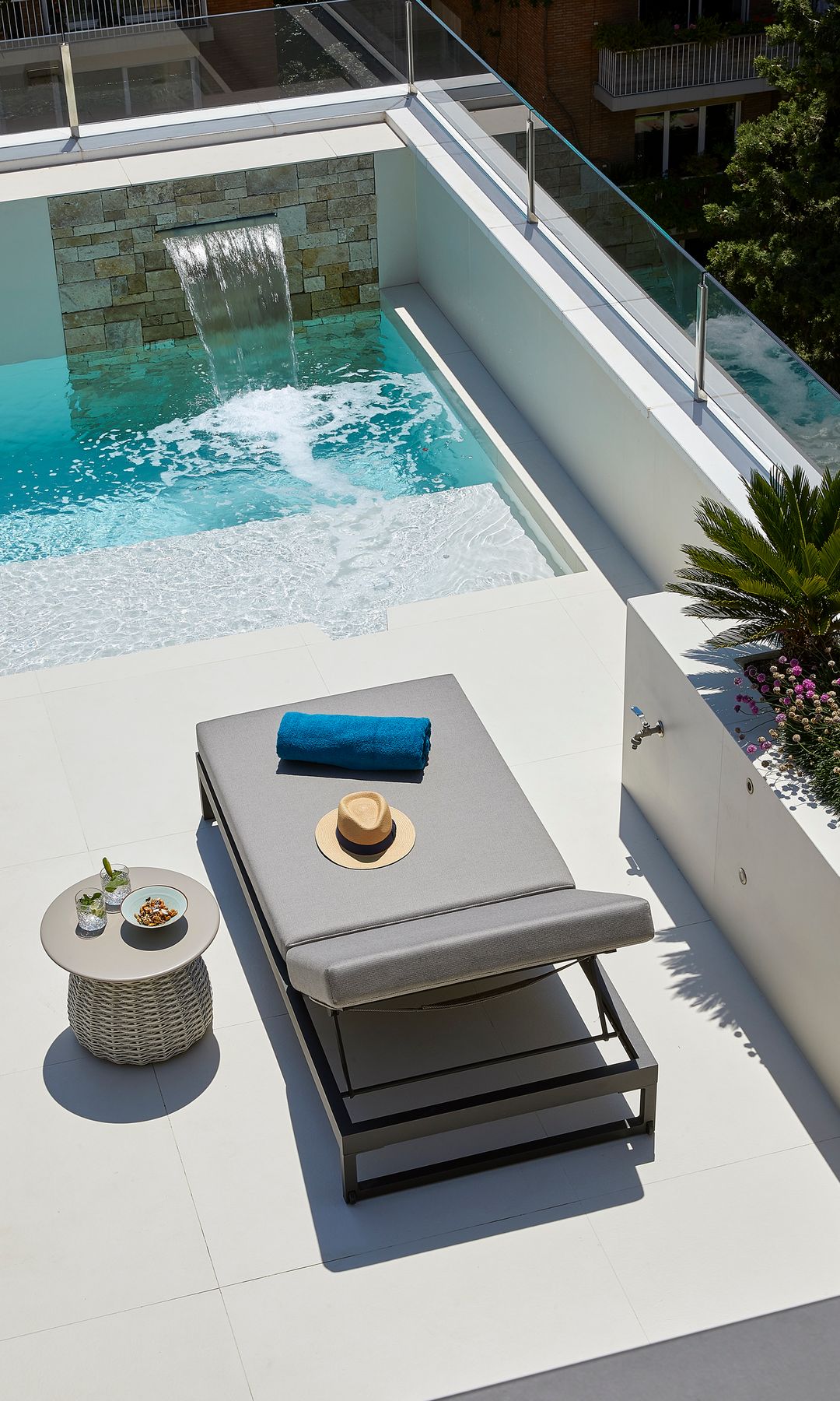 Mini piscina en un ático con solarium