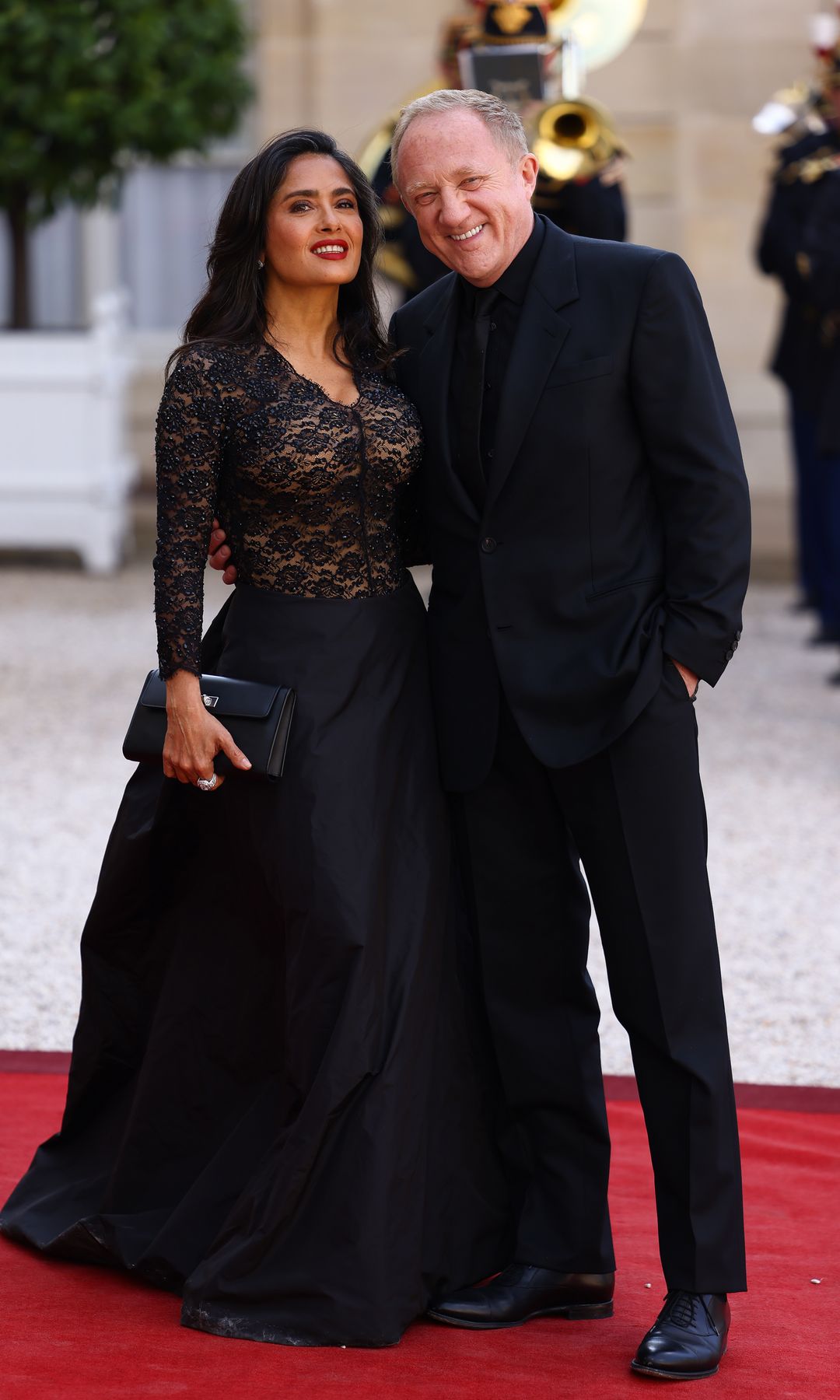 Salma Hayek y su esposo François-Henri Pinault llegan para asistir a una cena oficial de estado como parte de la visita de estado del presidente de los Estados Unidos a Francia, en el Palacio Presidencial del Elíseo el 8 de junio de 2024, en París, Francia. El presidente estadounidense Joe Biden está en Francia para conmemorar el 80º aniversario de la invasión de Normandía y enfatizar el papel continuo de Estados Unidos en la protección de los valores democráticos en Europa.
