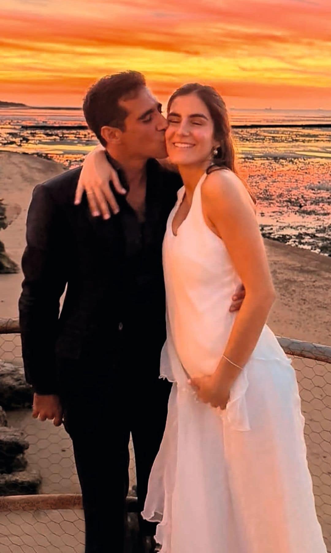 La imagen de los recién casados frente al mar