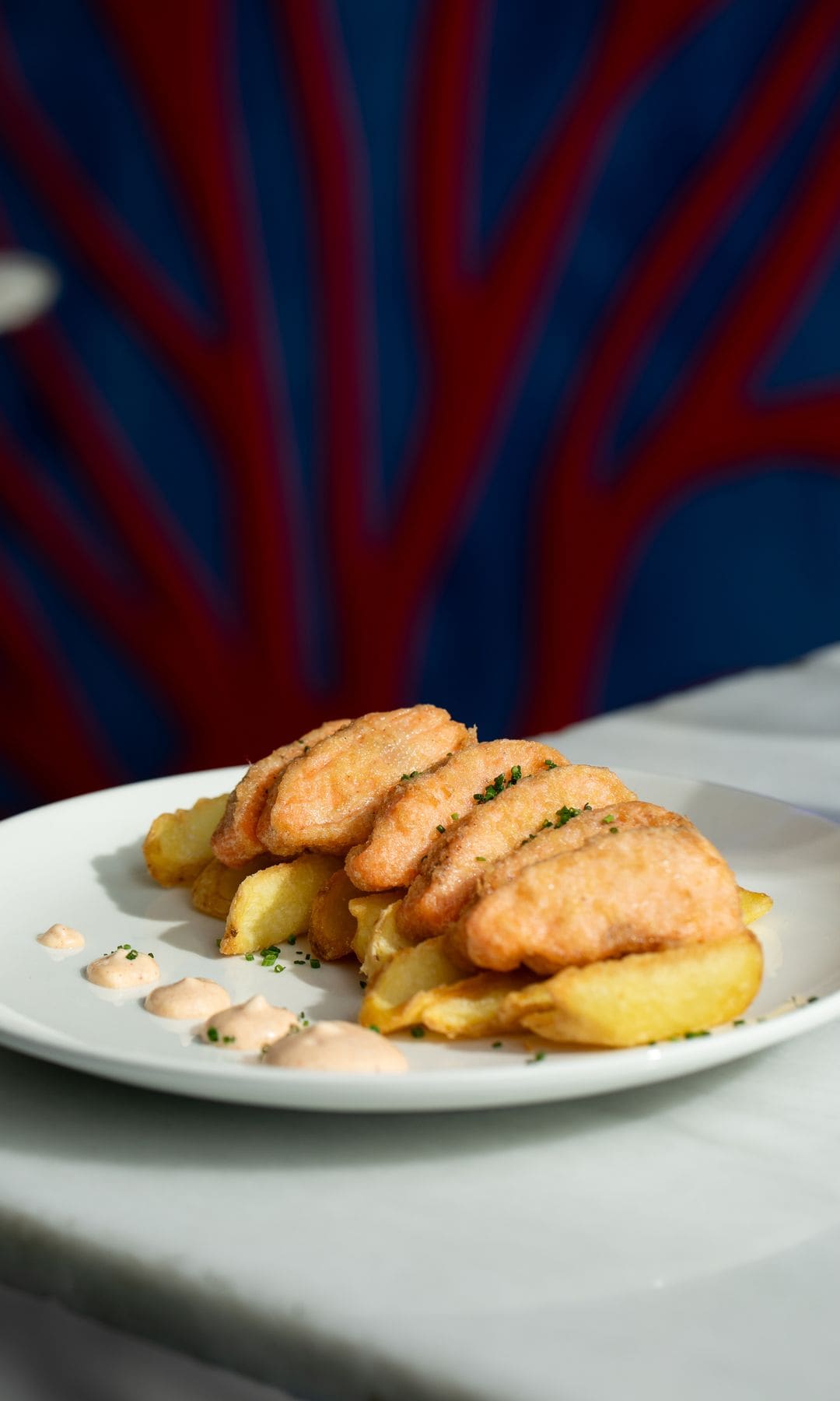 Delicias de Trucha al estilo de la abuela, mayonesa de kimchi y patatas fritas. Menú Amar el Mar en La Lonja de Mar en Madrid.