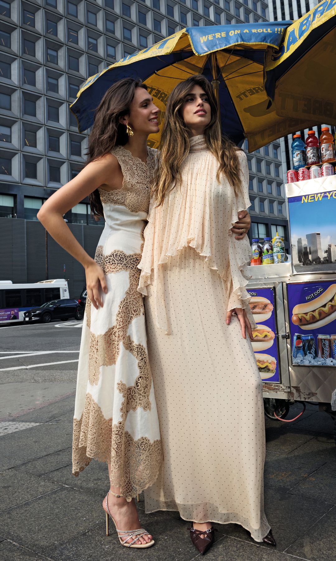Las hermanas Cala y Gigi Moragas posan en escenarios de Nueva York, donde viven. Aquí Gigi, con otro diseño de Ulla Johnson y sandalias de Aquazzura, y Cala, con vestido de Zimmermann