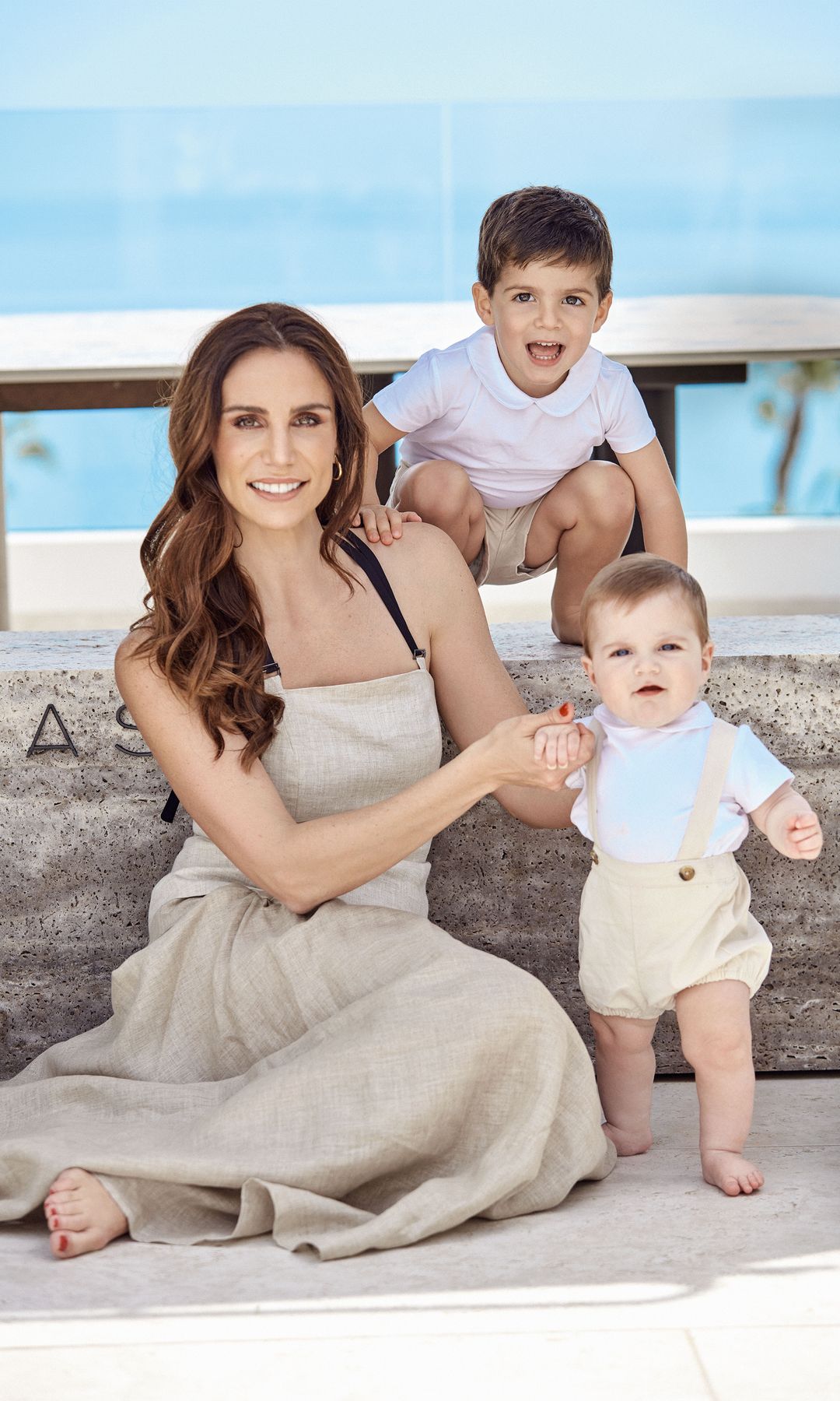 Lucía Villalón posando con sus hijos