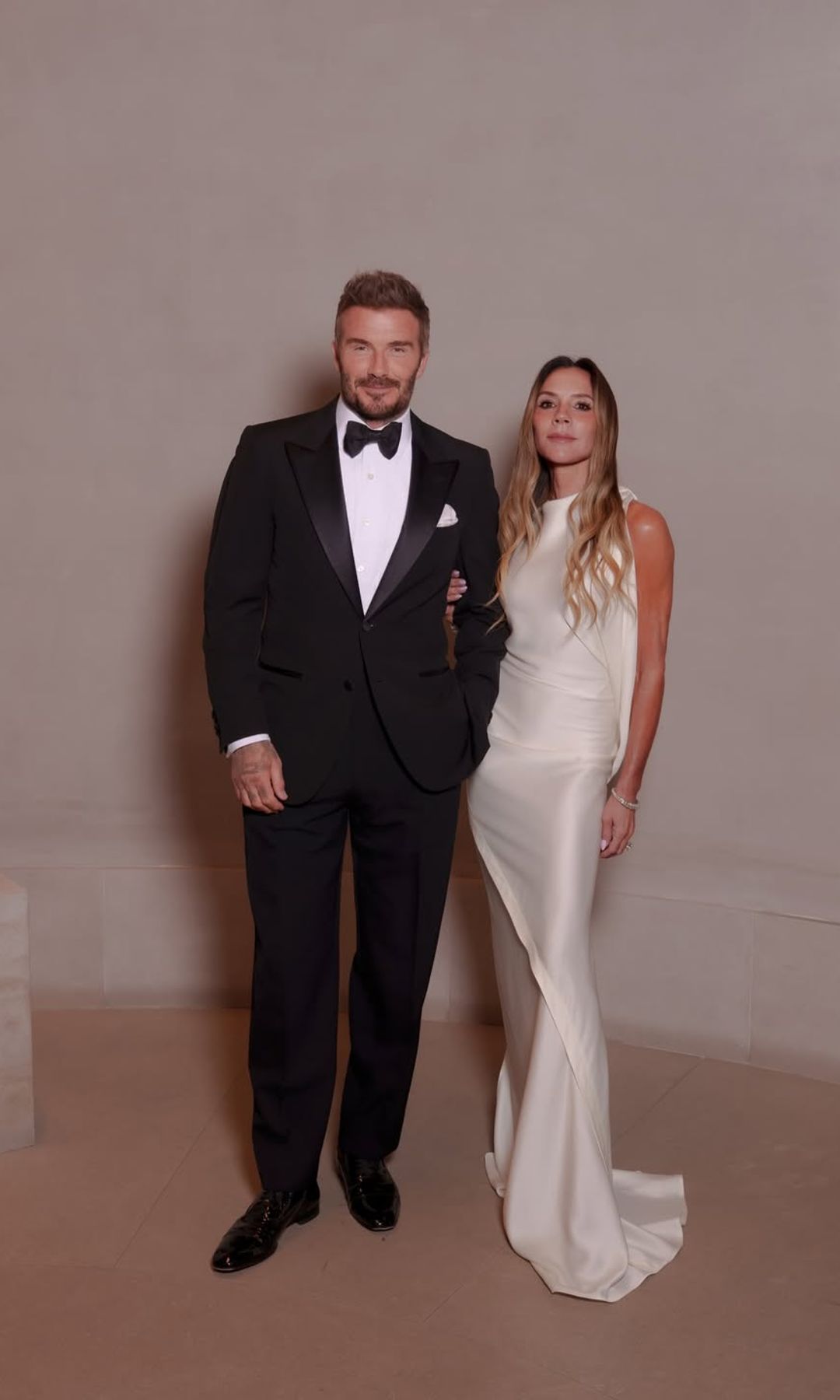 La pareja lució como en una boda sofisticada.