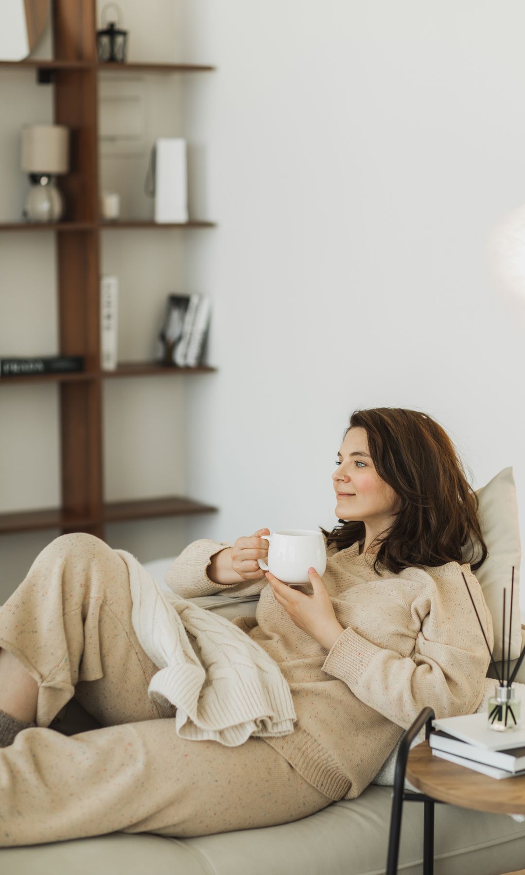 Una mujer practicando una puesta a punto o priming cerebral para entrenar su cerebro