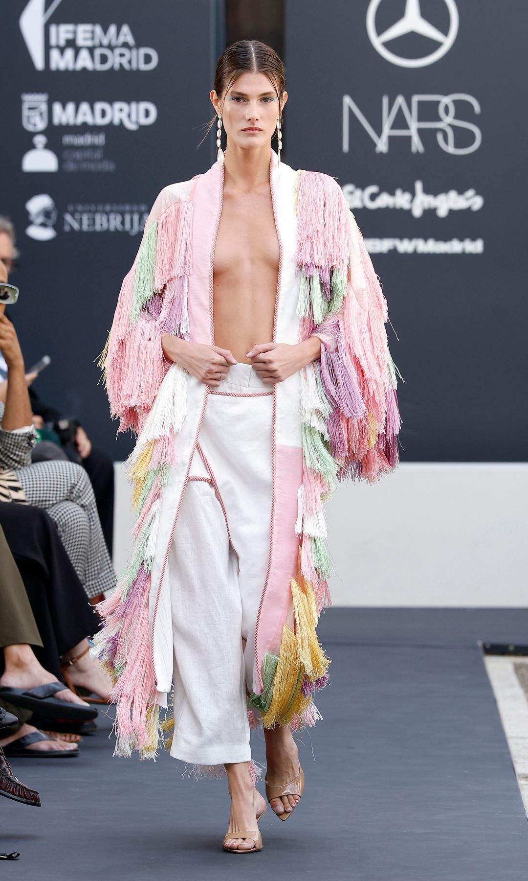 Un viaje a Japón para celebrar los 15 años de Odette Álvarez: nos rendimos a sus kimonos 'nube' con cristales bordados