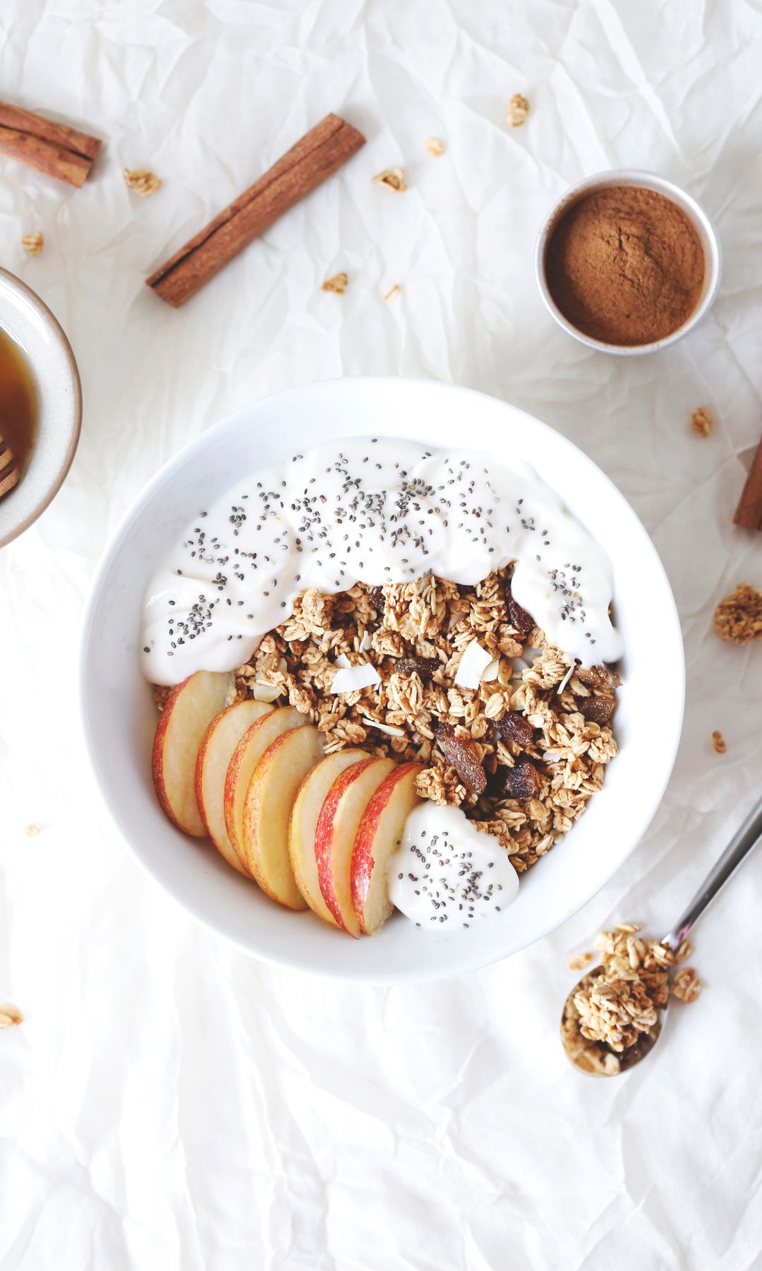 Yogur con manzana y frutos secos