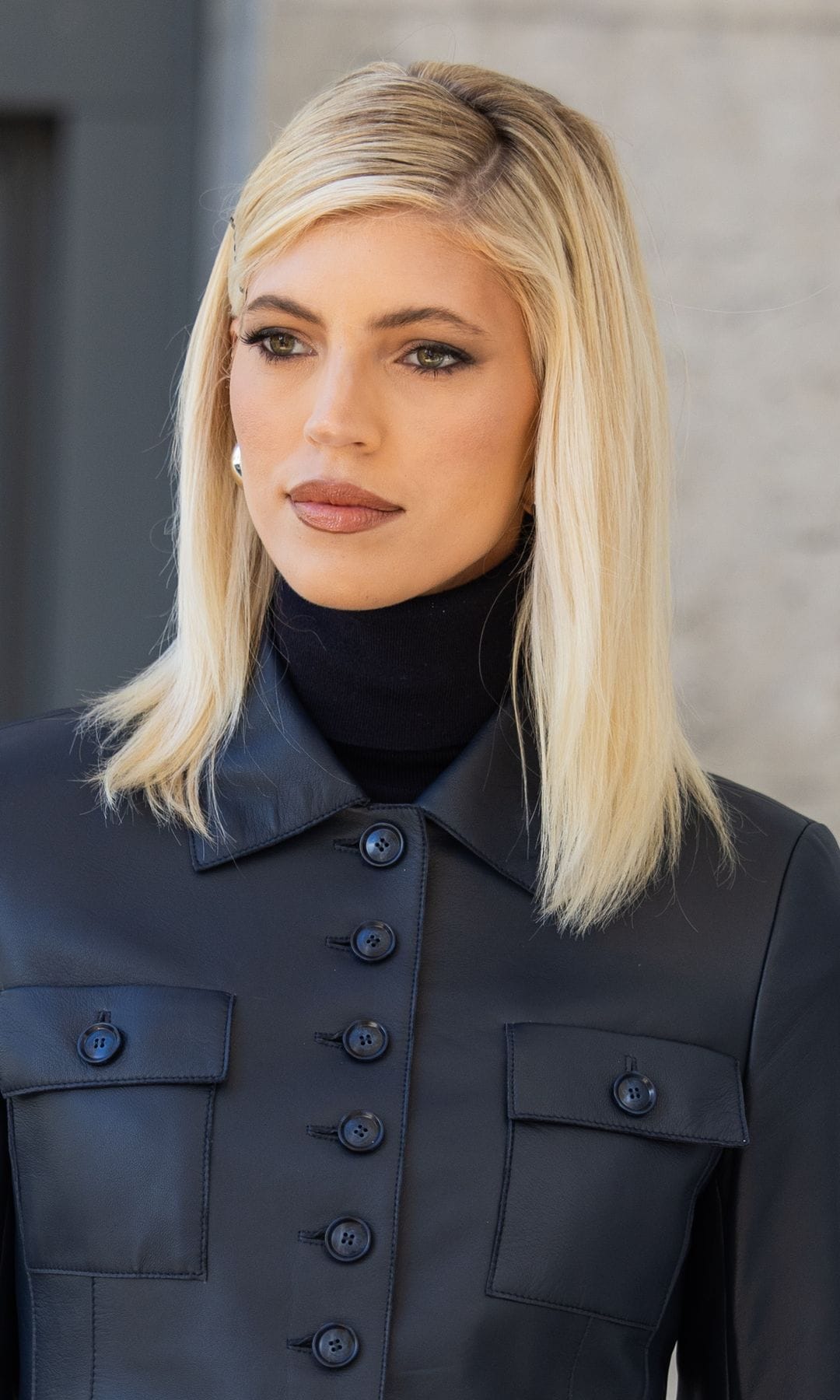  Mujer con cabello rubio 