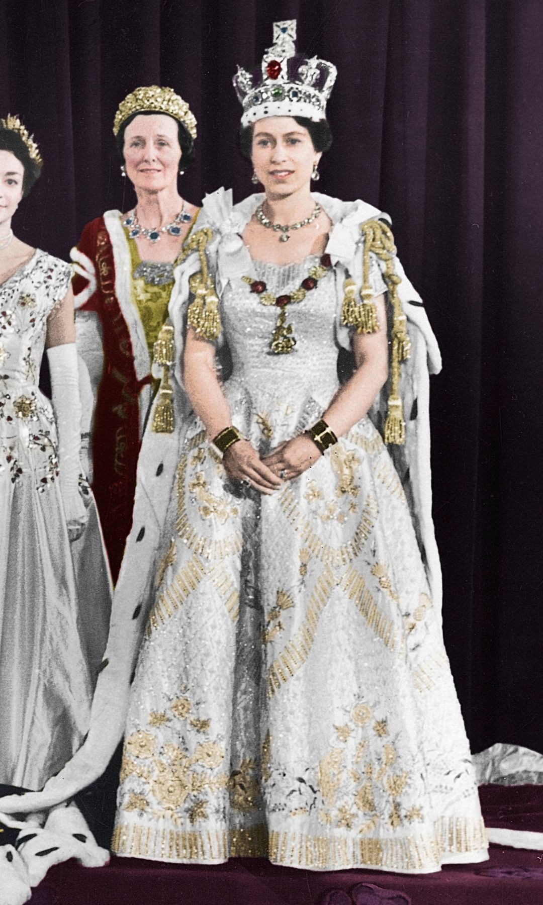 Isabel II deslumbró al mundo hace 73 años: el vestido histórico de su coronación escondía un poderoso mensaje imperial