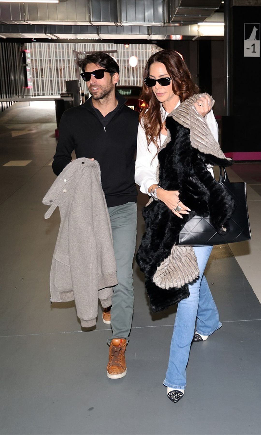 Cayetano Rivera y Tamara Gorro a su llegada a un restaurante madrileño el 3 de marzo de 2026 