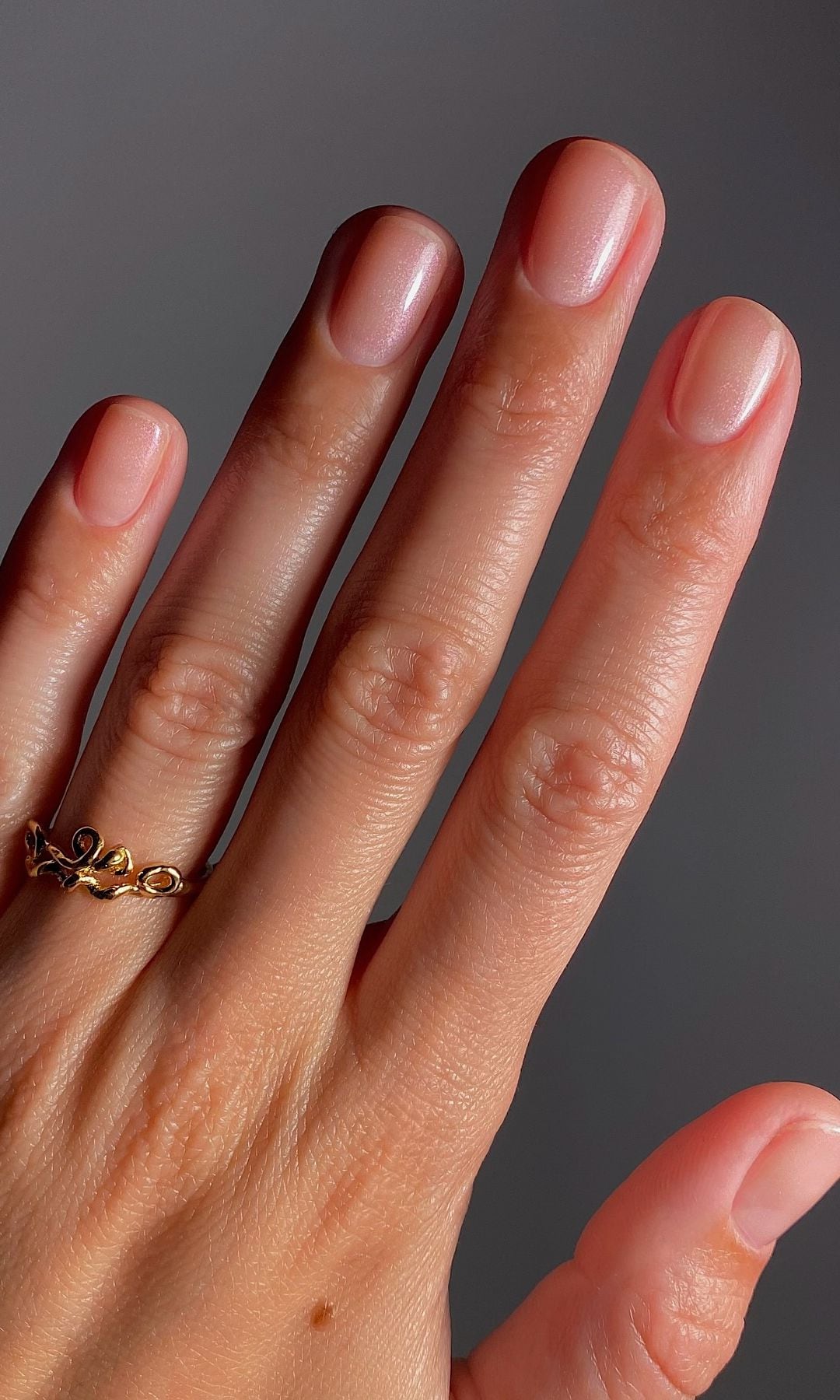 Manicura con brillo minimalista