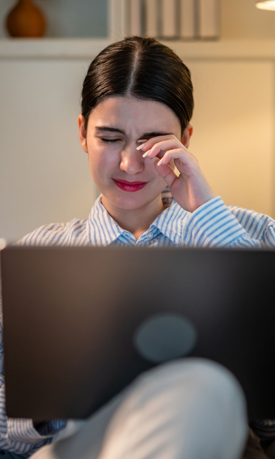 mujer mirando al ordenador con molestias en sus ojos