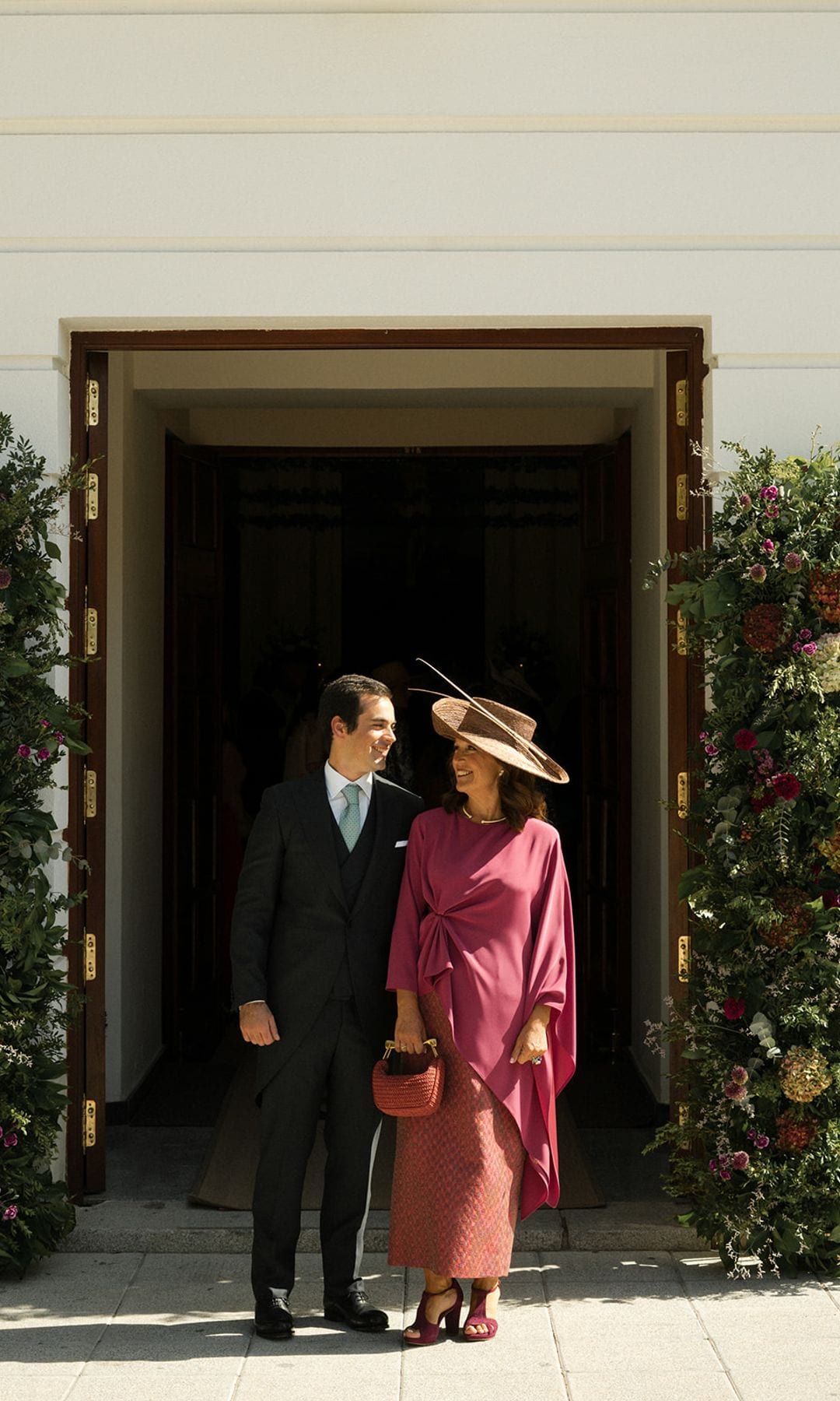 madrina de boda con tocado