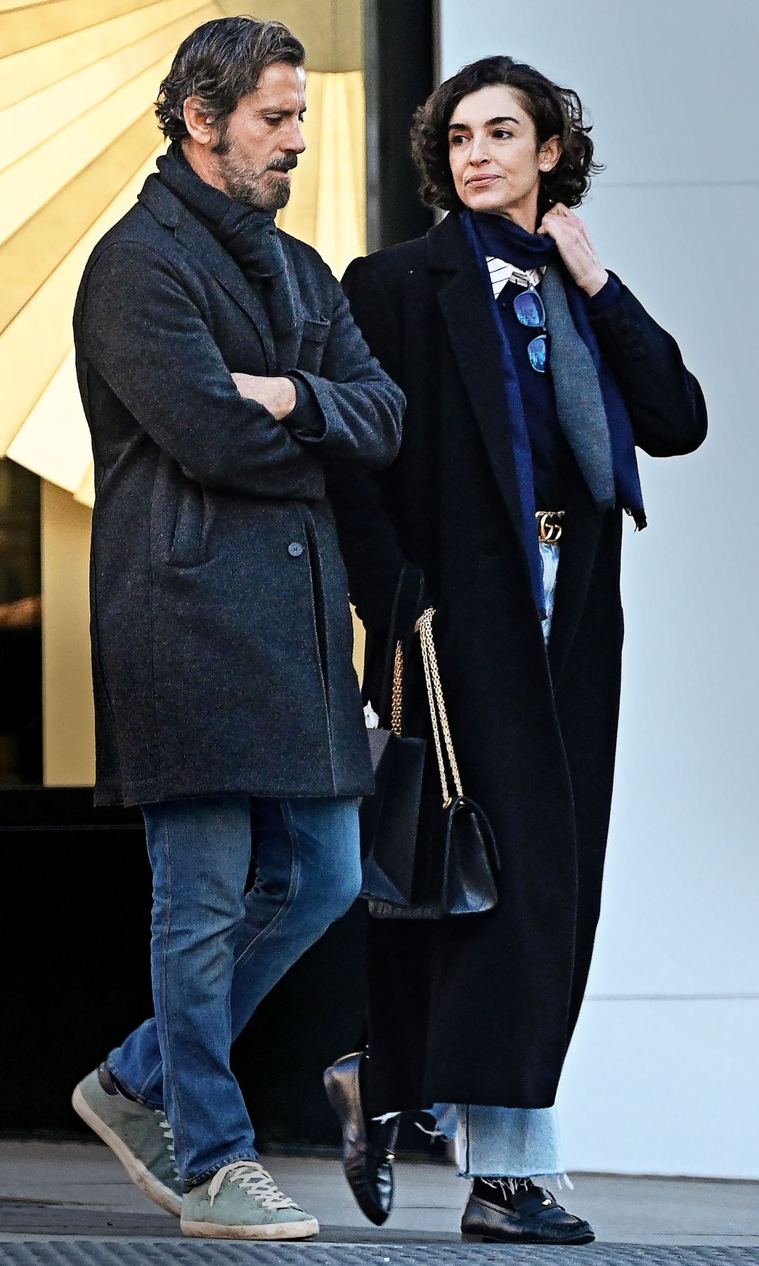 Quique Sánchez Flores y Blanca Romero paseando por las calles de Madrid, donde hicieron unas compras y dejaron verse muy enamorados