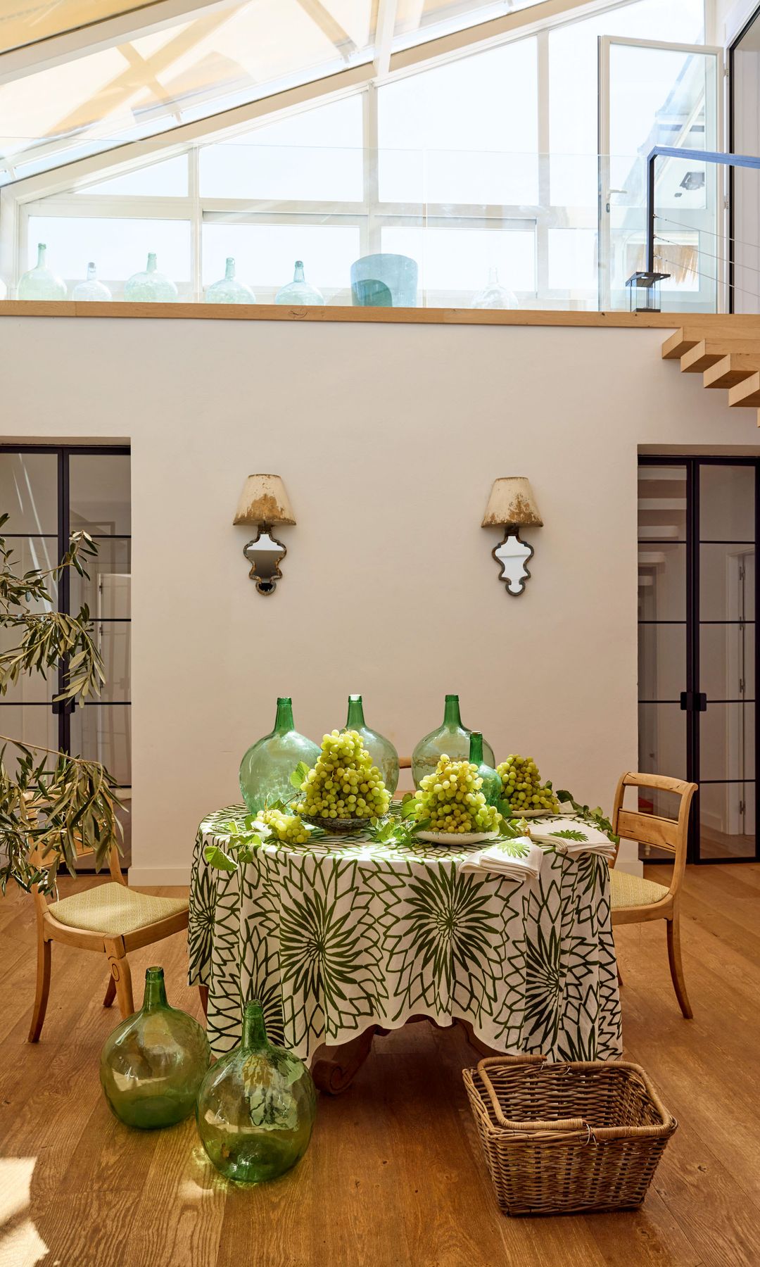 Mesas decoradas con manteles e individuales de The IQ Home Collection.