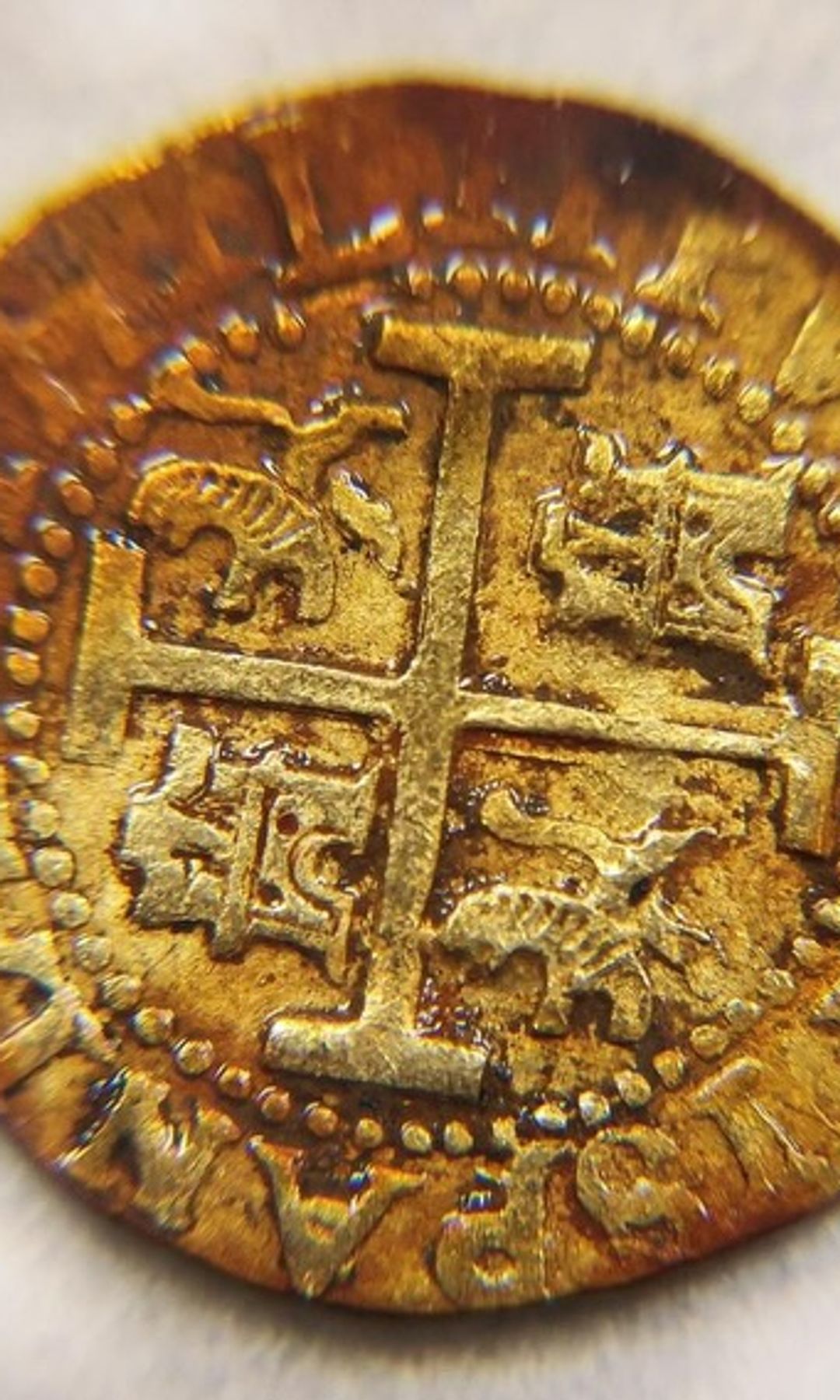 Las monedas de oro encontradas en el galeón San José conservan marcas que permiten saber dónde se fabricaron y por qué rutas viajaron hace más de 300 años