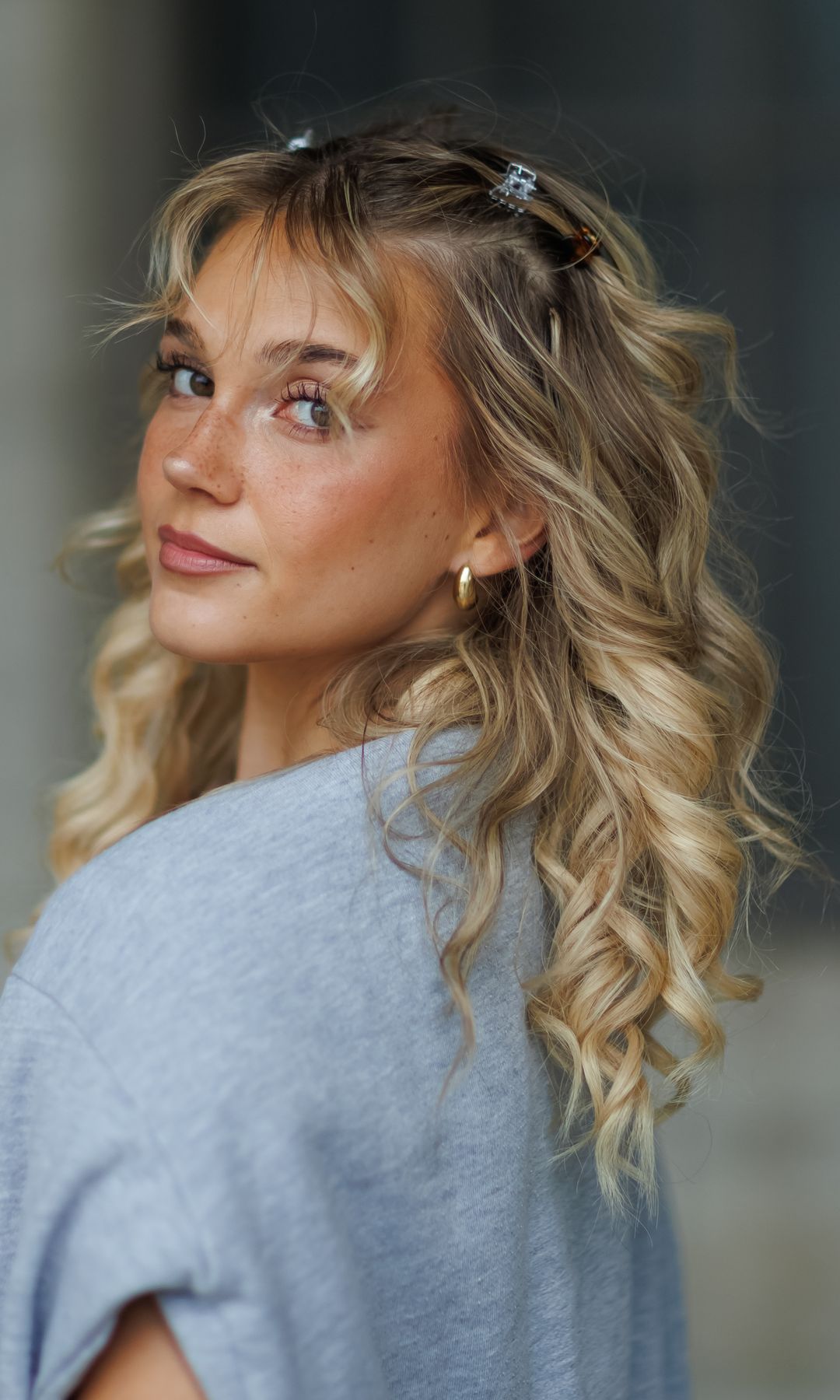  Corte de pelo rizado con capas