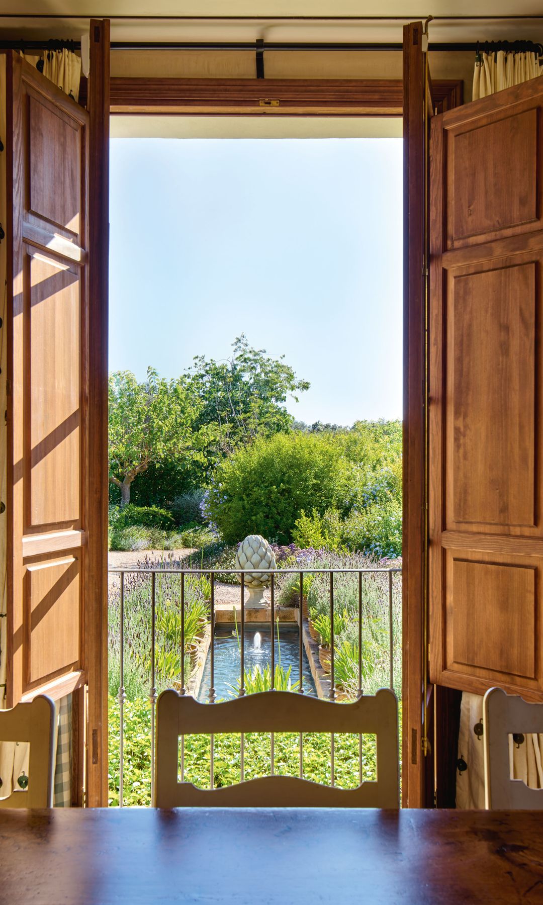 Luz natural decora la casa de James Costos y Michael Smith en Mallorca