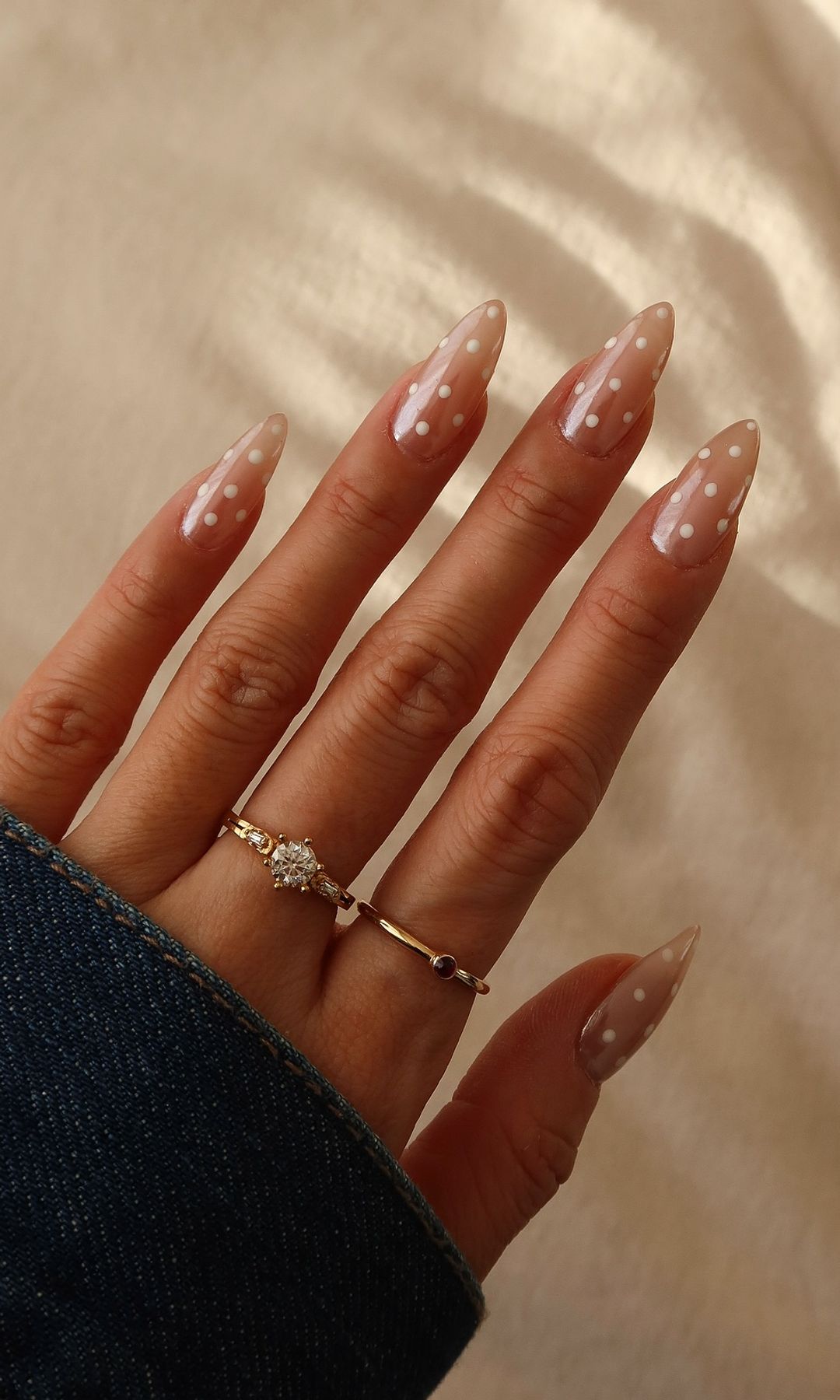 Manos con manicura de lunares transparente y blanca