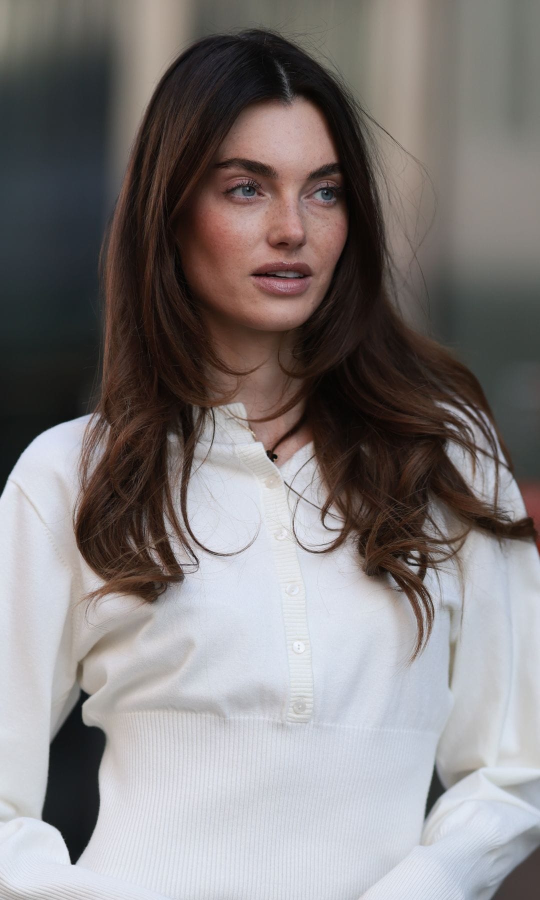  Mujer con pelo largo