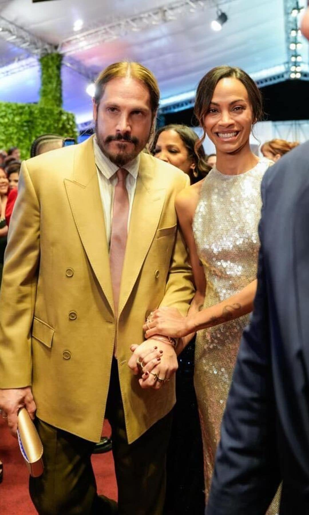 Zoe Saldañan y su esposo Marco Perego deslumbraron en la red carpet de los Premios Soberano.