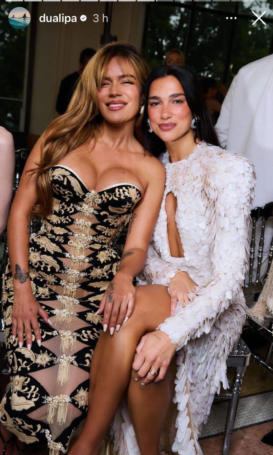 Karol G con Dua Lipa en el front row Schiaparelli