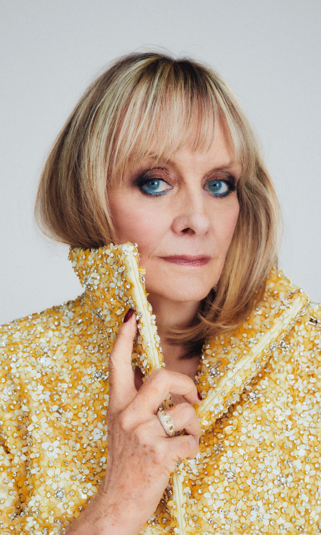 Twiggy con abrigo amarillo