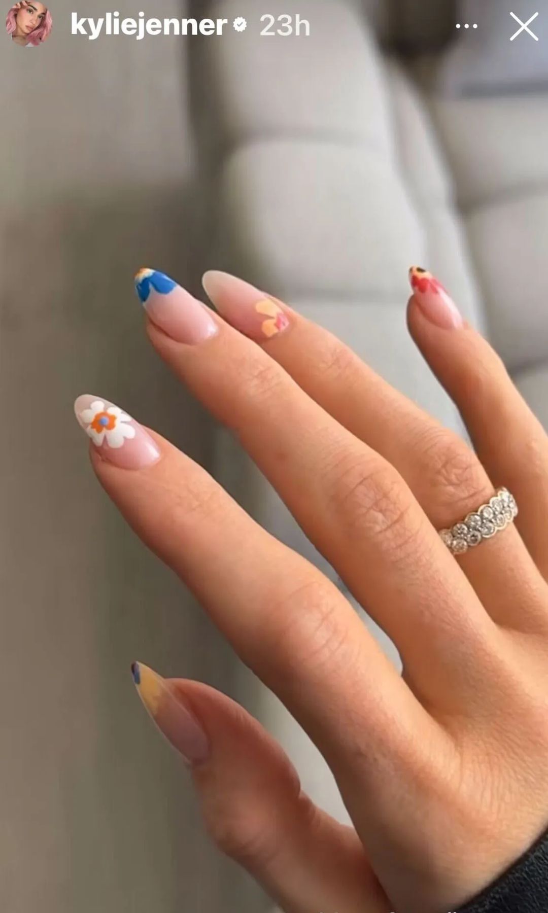 Así fueron las uñas florales de Kylie en 2024.