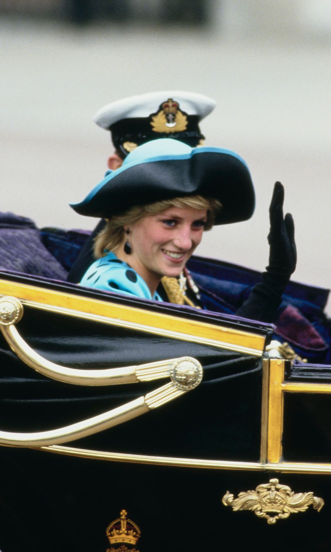 Hace 40 años Lady Di fue la invitada perfecta a la boda de Sarah Ferguson y el príncipe Andrés con un moderno vestido de lunares