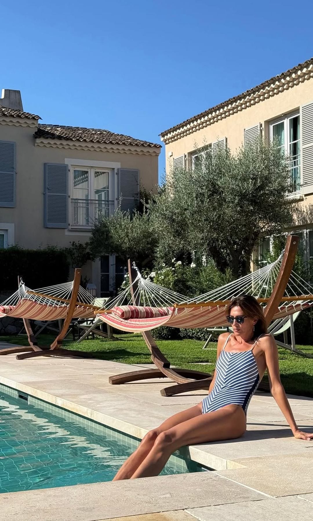 Nieves Álvarez en St. Tropez con bañador a rayas