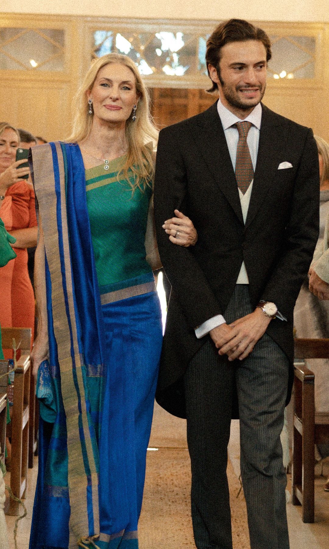 El novio junto a su madre, Elena, una de las mujeres más elegantes del enlace