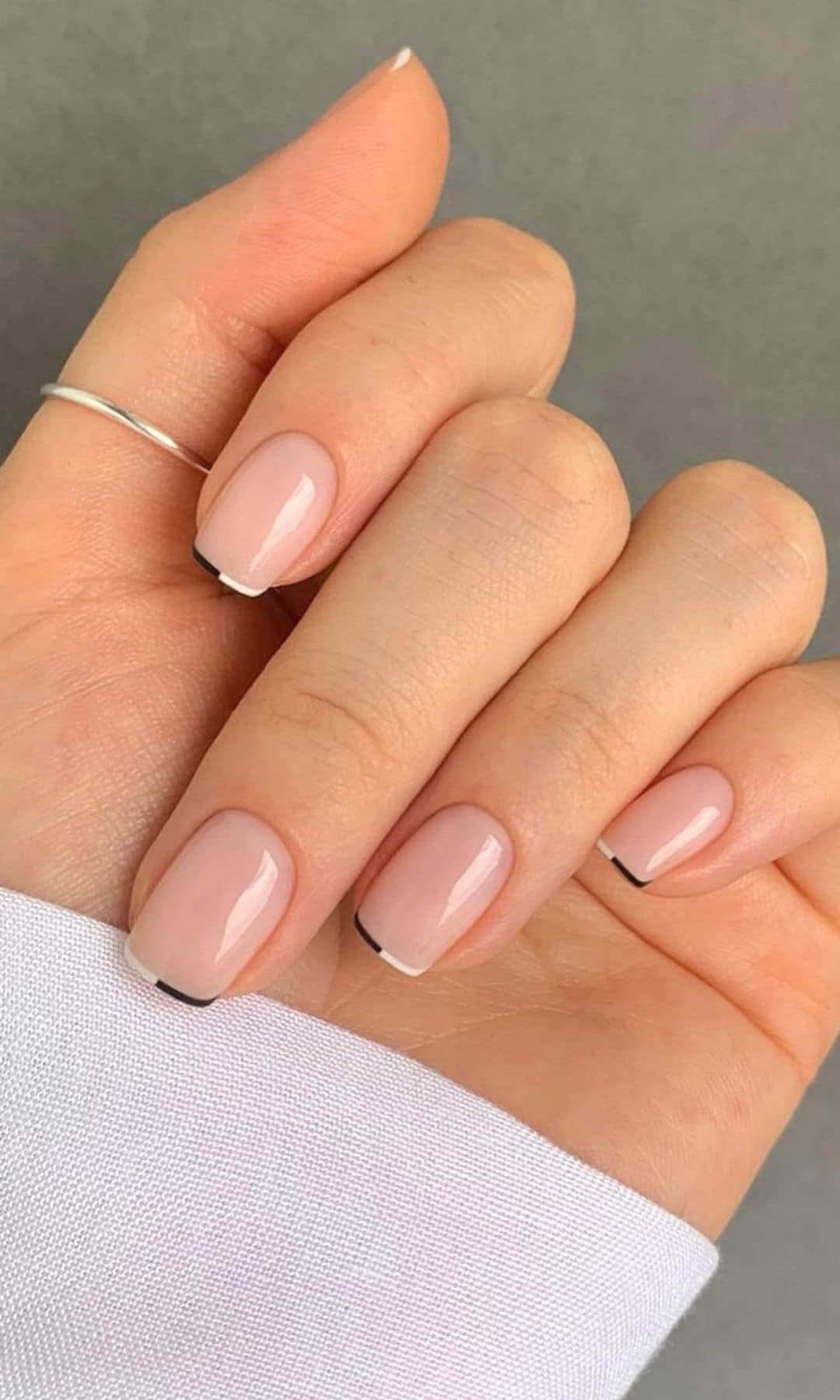 Manicura francesa en blanco y negro