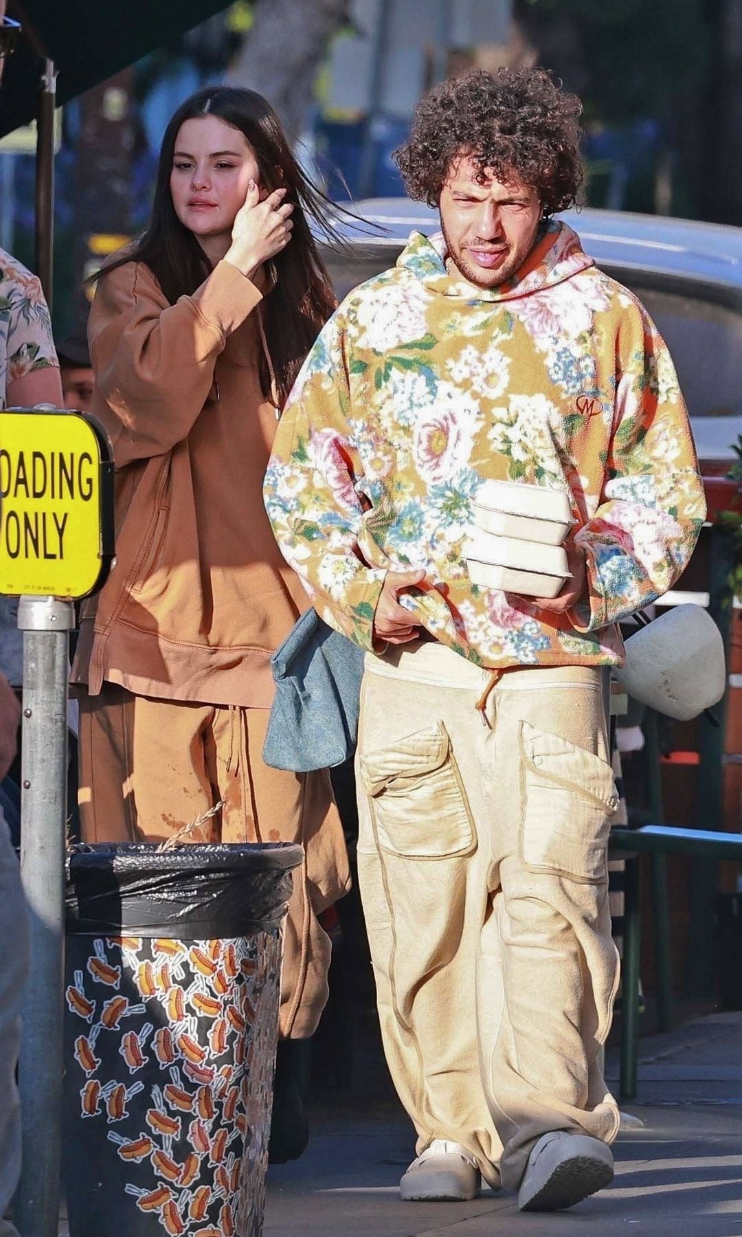 Selena Gomez y Benny Blanco caminando por Los Angeles