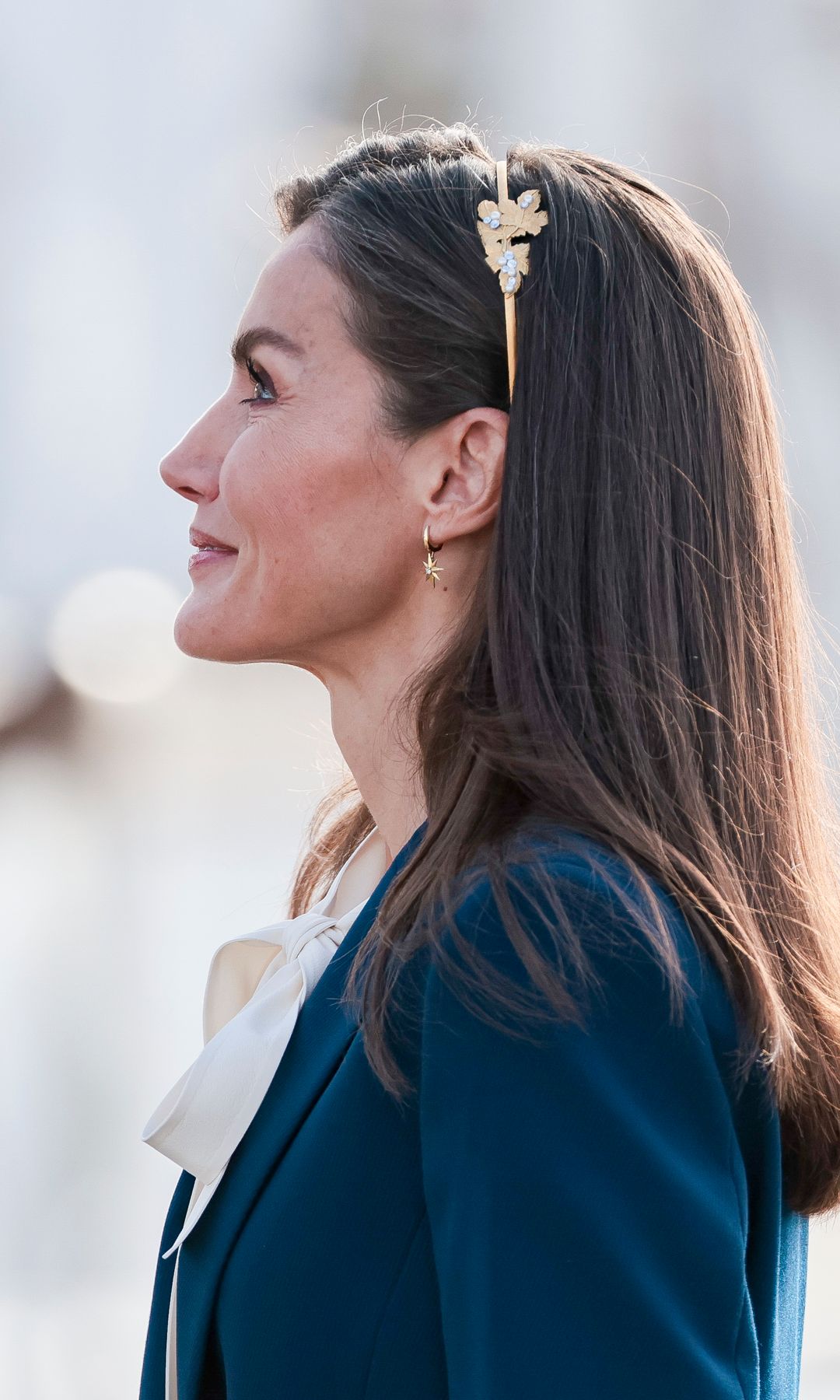 La reina Letizia de España asistiendo a la ceremonia de salida del Juan Sebastián Elcano en Cádiz, el sábado 11 de enero de 2025
